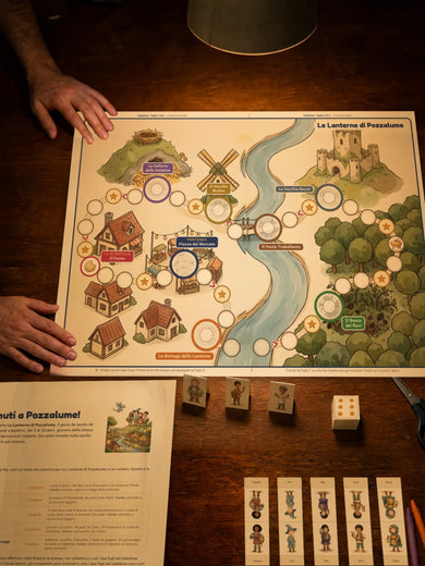 Il gioco stampato e ritagliato sul tavolo, la sera: il tabellone di Pozzalume, i personaggi di carta, il dado e il regolamento